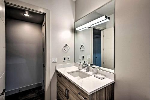 Exceptional Vacation Home in Kirkland apts - image 7