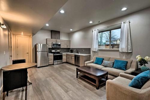 Exceptional Vacation Home in Kirkland apts - image 8