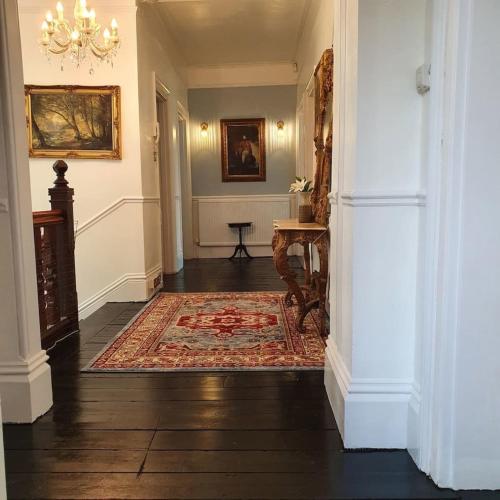 Entrada, Historic Manor House - Sleeps 16 - Pool & Hot Tub in Rochester