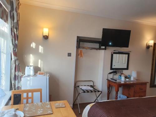 Penryn Guest House, ensuite rooms, free parking and free wifi