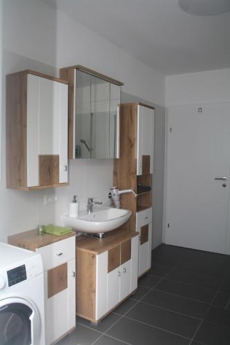 Bathroom, Moderne Gartenwohnung nahe LKH Univ Klinikum Graz in Ries