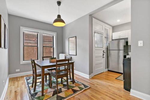 Charming and Comfy 1BR Apt near Wrigley Free WiFi - image 3