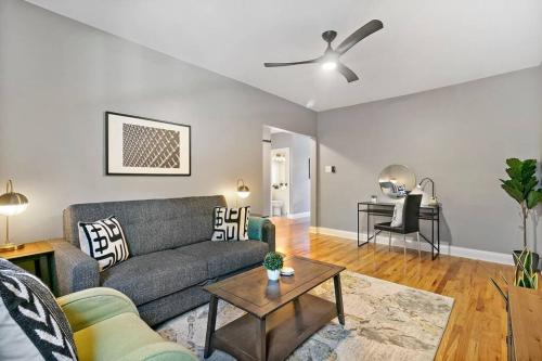 Charming and Comfy 1BR Apt near Wrigley Free WiFi - image 6