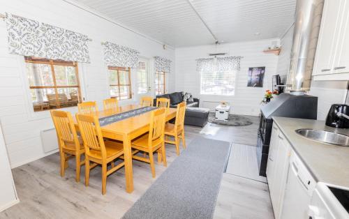 2 bedrooms, 5 beds