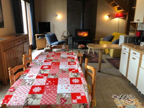 maison forêt d'Aubrac , au coeur de la nature