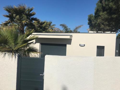 Appartement type studio plain pied terrasse & plage near Les Vagues