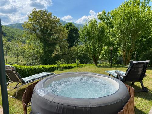 Сад, Cottage House Il Palazzetto in Кастельнуово ді Garfagnana