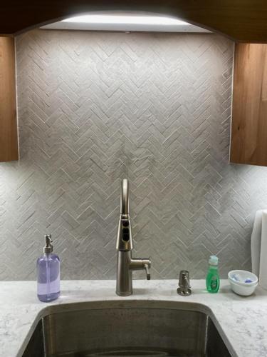 Trail Creek: Walk to lifts, ski home! Closest unit to lifts, ski home trail, sports center - Apartment - Killington