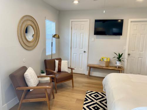 Steps To The Beach, Pacific City and Main Street - Studio in Huntington Beach, USA
