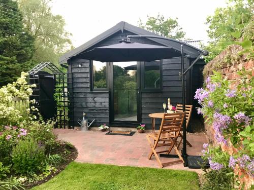 B&B Long Melford - Melford Allotment Shed-Vintage Lodge Suffolk - Bed and Breakfast Long Melford