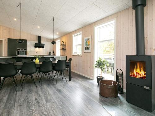 Five-Bedroom Holiday home in Blåvand 30 - image 3