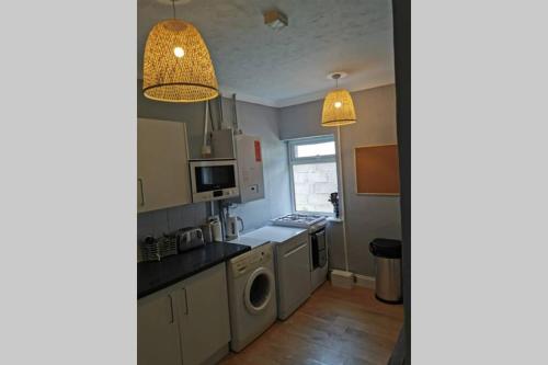 5 min walk to clifftop, 5 en-suites, free parking