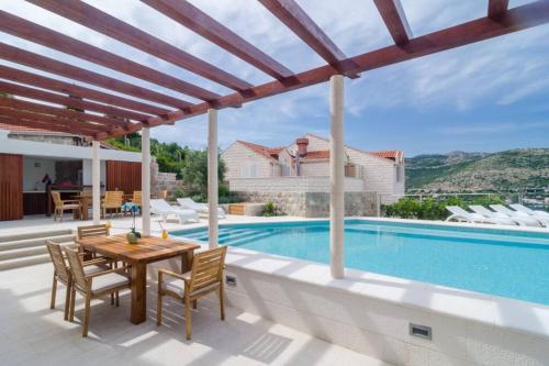 Modern Villa with Swimming Pool - Penthouse 1