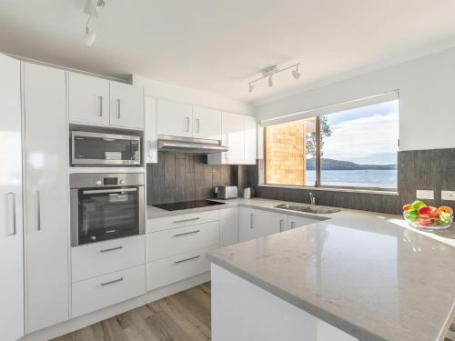 keuken, Pelican Sands 2 fantastic waterfront unit with pool and air conditioning in Port Stephens