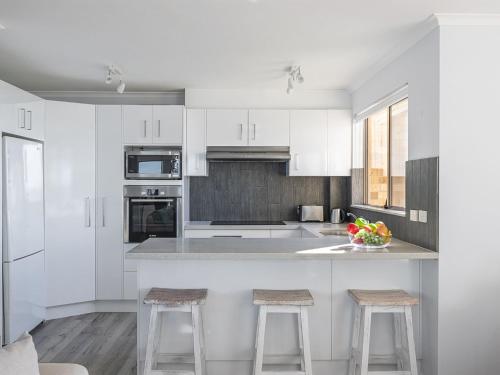 keuken, Pelican Sands 2 fantastic waterfront unit with pool and air conditioning in Port Stephens