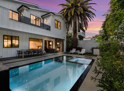 7 BEDROOM - SIERRA VILLA in Los Angeles, USA