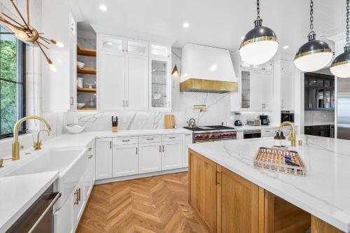 7 BEDROOM - SIERRA VILLA in Los Angeles, USA