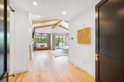 7 BEDROOM - SIERRA VILLA in Los Angeles, USA
