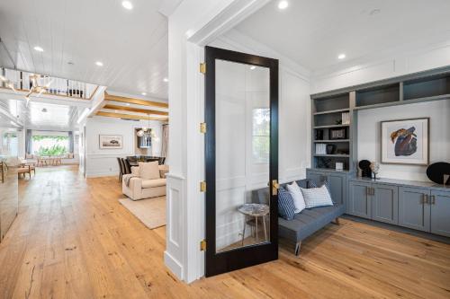 7 BEDROOM - SIERRA VILLA in Los Angeles, USA