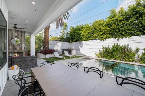 7 BEDROOM - SIERRA VILLA in Los Angeles, USA