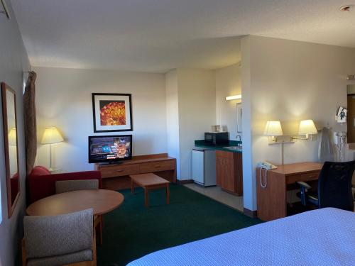 Carlyle Inn & Suites