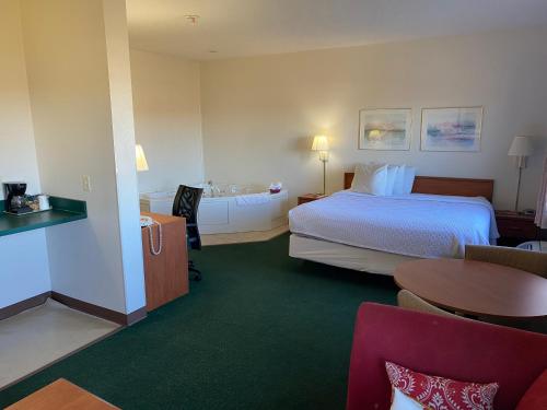 Carlyle Inn & Suites