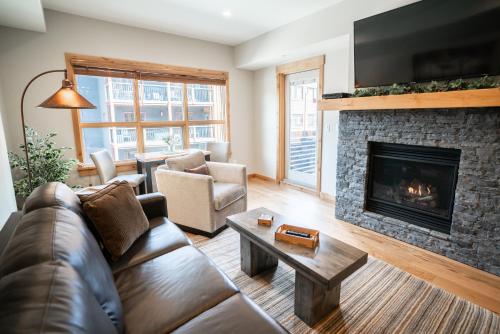 B&B Canmore - Spring Creek White Spruce Lodge Luxury 1 Bedroom Queen Suite by Mountain Haven Vacations - Bed and Breakfast Canmore