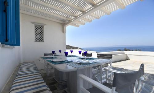 Villa Akrivi is a spacious newly renovated, sea front property, 5 bedroom 4 bath gîte à louer Agios Romanos