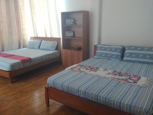 2 double beds, 1 twin bed