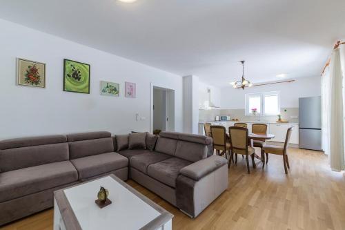 Family friendly house with a swimming pool Labin - 14520