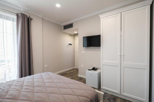 1 double bed, 2 twin beds