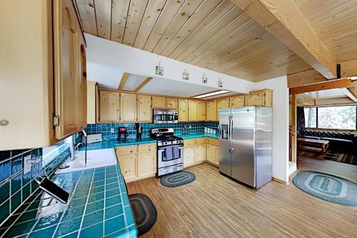 New Listing! Serene Retreat with Nice Mountain Views home - image 6
