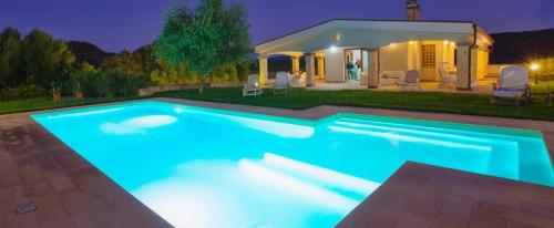 Villa Janas Luxury Villa surrounded by large park, swimming pool, parking and Wifi