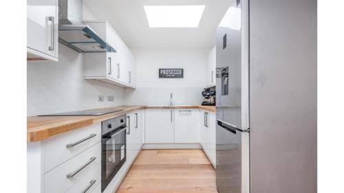 One Bedroom Apartment by Truabode Holiday Lets & Short Lets Newquay, Wifi & Pet Friendly - The Nook