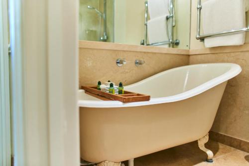 Bathroom, The Bath Priory - A Relais & Chateaux Hotel in Bath