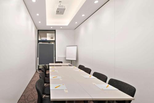 Super 8 by Wyndham Munich City North - image 3