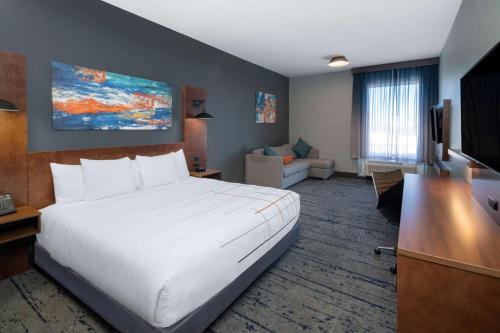 La Quinta Inn & Suites by Wyndham Louisville NE - Old Henry Rd