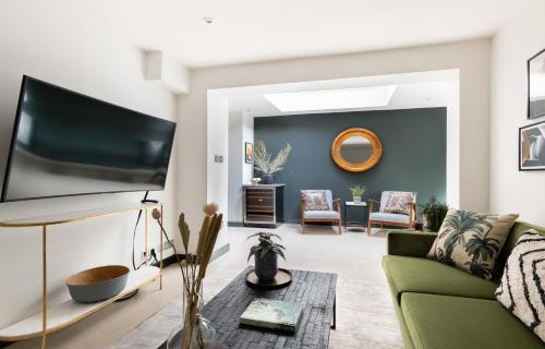 Picture of The Heart Of Shepherds Bush - Modern 2Bdr Apartment With Garden