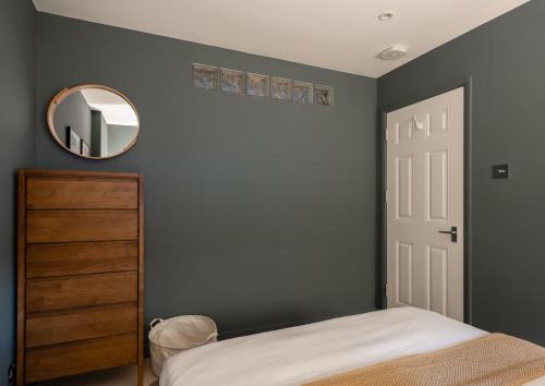 The Heart of Shepherds Bush - Modern 2BDR Apartment with Garden