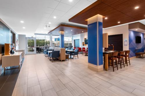 Holiday Inn Express And Suites Phoenix - Airport North_2_image