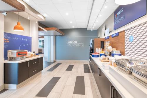 Holiday Inn Express And Suites Phoenix - Airport North_2_image