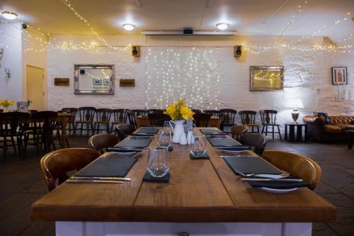 Kings Arms Hotel - image 10
