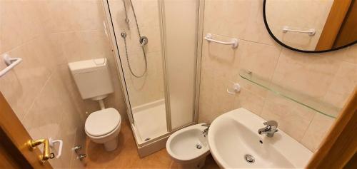 Double Room with Private Bathroom image 5