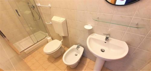 Double Room with Private Bathroom image 1