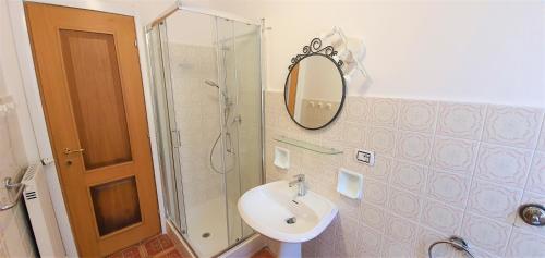 Double Room with Private Bathroom image 3