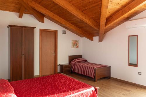 1 queen bed, 1 twin bed
