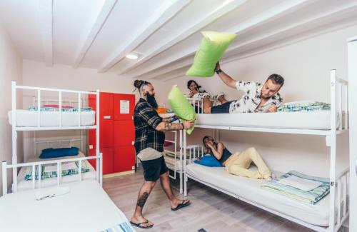 Booze & Snooze Social Hostel – Split, MD