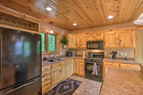 Stunning Crosslake Cabin with Deck and Lake Views! in Cross Lake, USA