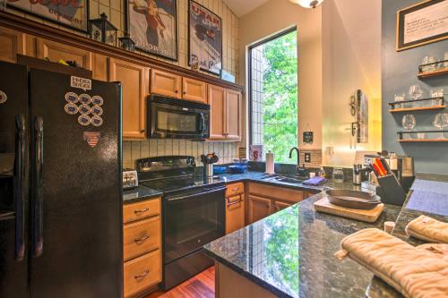 Cozy Wintergreen Resort Condo Walk to Ski Lifts! in Lyndhurst, USA