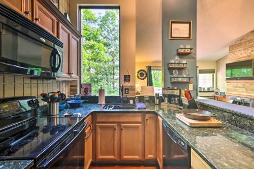 Cozy Wintergreen Resort Condo Walk to Ski Lifts! in Lyndhurst, USA
